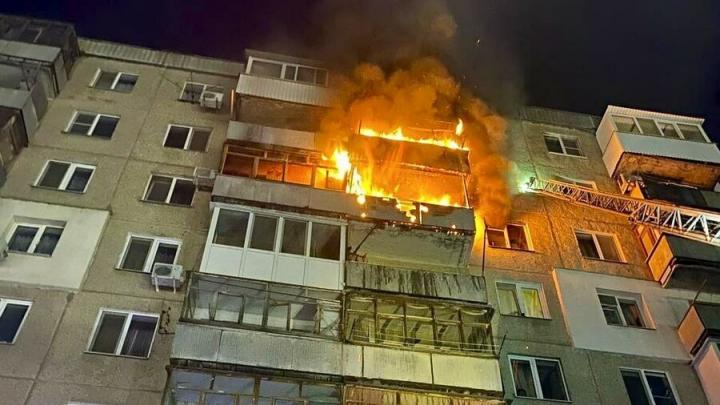 Ночью в Саратове горела квартира и 4 балкона: женщина отравилась дымом Ночью в Саратове горела квартира и 4 балкона: женщина отравилась дымом