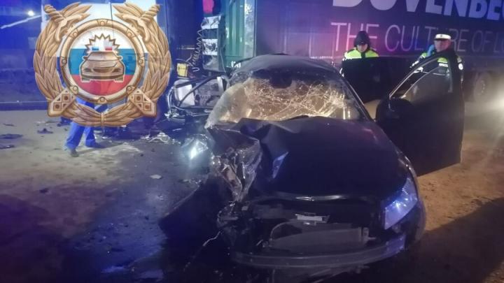 Ночью в Энгельсе иномарка врезалась в грузовик: двое погибли Ночью в Энгельсе иномарка врезалась в грузовик: двое погибли
