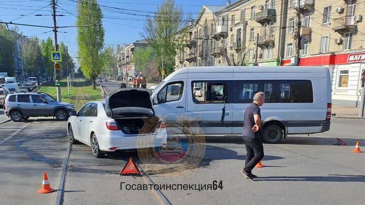 Маршрутка столкнулась с иномаркой в Заводском районе: пострадала пассажирка Маршрутка столкнулась с иномаркой в Заводском районе: пострадала пассажирка