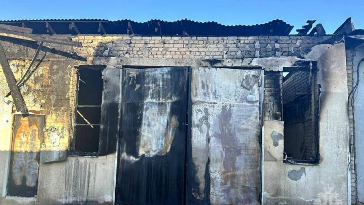 В Солнечном-2 полыхал гараж с двумя «Ладами»