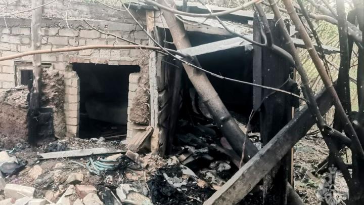В Балакове сгорел деревянный дом В Балакове сгорел деревянный дом