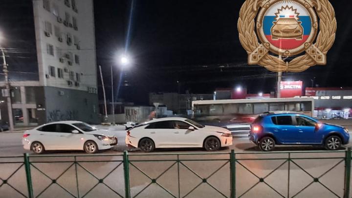 У Центра бадминтона в Саратове в тройном ДТП пострадал мужчина У Центра бадминтона в Саратове в тройном ДТП пострадал мужчина