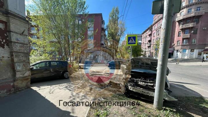 Автоледи пострадала в ДТП с двумя иномарками в Саратове Автоледи пострадала в ДТП с двумя иномарками в Саратове