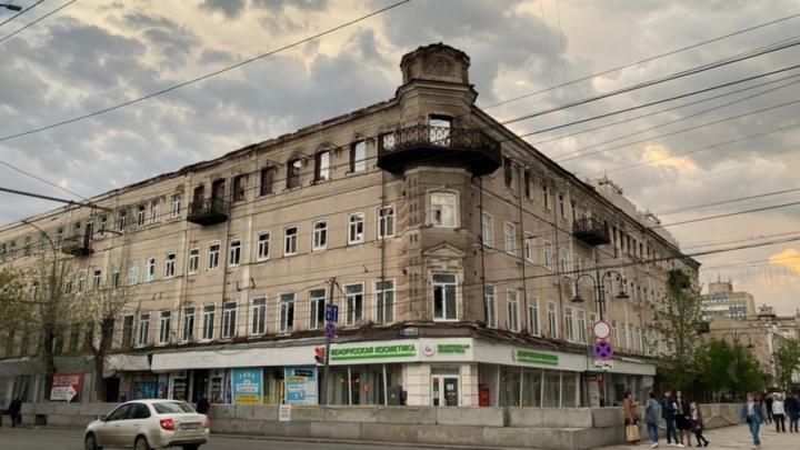 В Саратове школьник разбился в сгоревшей гостинице «Россия» В Саратове школьник разбился в сгоревшей гостинице «Россия»