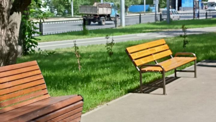 Во дворах Ленинского района Саратова установят скамейки и урны Во дворах Ленинского района Саратова установят скамейки и урны