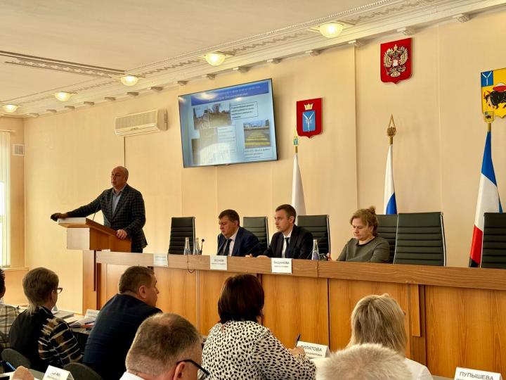 Максим Леонов объявил выговор за плохое благоустройство Энгельса Максим Леонов объявил выговор за плохое благоустройство Энгельса