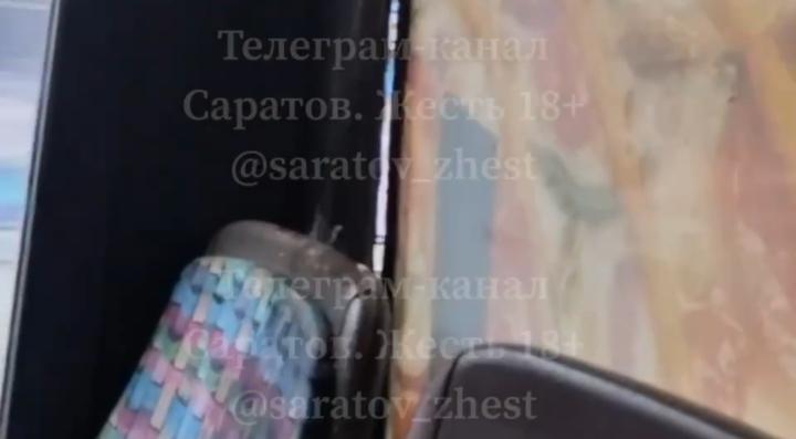 Автобус-аквариум в Саратове: пассажиры маршрута №2Д промокли из-за неисправного транспорта Автобус-аквариум в Саратове: пассажиры маршрута №2Д промокли из-за неисправного транспорта