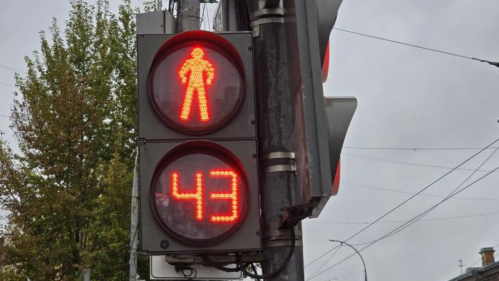 В Саратове светофор на перекрёстке Слонова и Университетской отключат на весь день