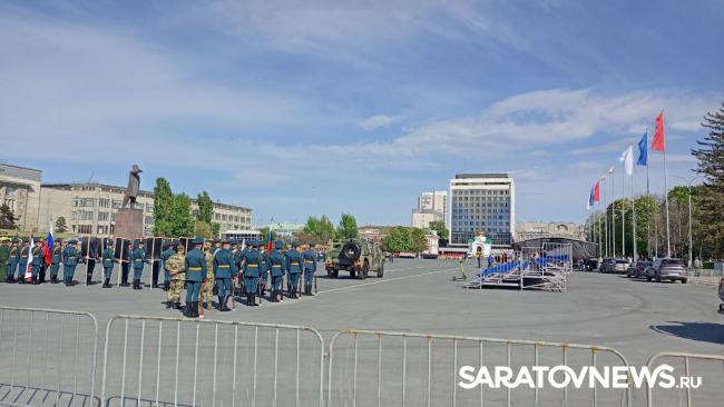 На Театральной площади Саратова репетируют парад Победы