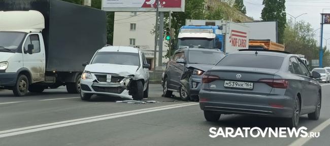Выезд из Саратова затруднен из-за ДТП на проспекте Строителей