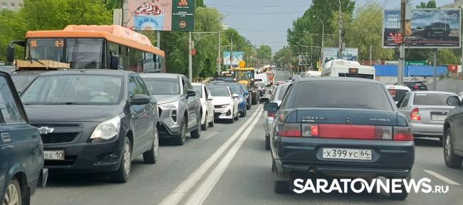Маршрутка и иномарка создали длинную пробку на проспекте 50 лет Октября в Саратове