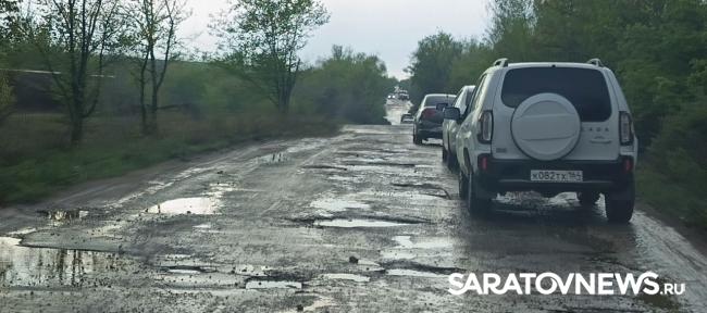 Разбитая дорога к Расловке: дачники ломают машины, чтобы добраться до участков Разбитая дорога к Расловке: дачники ломают машины, чтобы добраться до участков