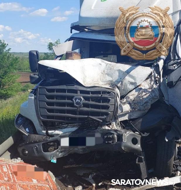 Автокатастрофа с тремя грузовиками на саратовской трассе: двое водителей погибли Автокатастрофа с тремя грузовиками на саратовской трассе: двое водителей погибли