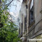 В квартале от саратовского планетария горит расселенная двухэтажка