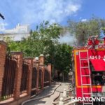 В квартале от саратовского планетария горит расселенная двухэтажка