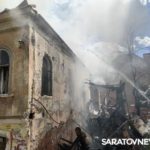 В квартале от саратовского планетария горит расселенная двухэтажка