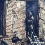 В квартале от саратовского планетария горит расселенная двухэтажка