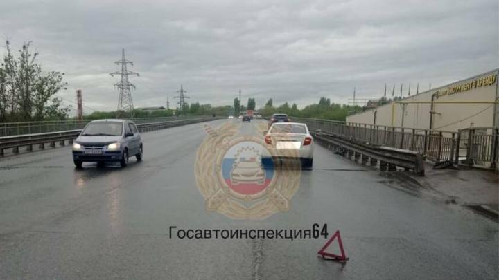 На Алтынском мосту в Саратове подросток на самокате попал под иномарку На Алтынском мосту в Саратове подросток на самокате попал под иномарку