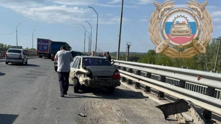 Грузовик врезался в легковушку на новом мосту в Энгельсском районе Грузовик врезался в легковушку на новом мосту в Энгельсском районе