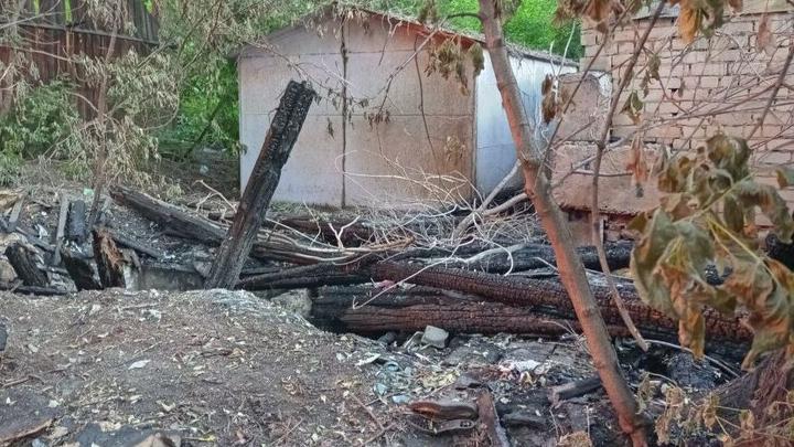 В саратовском селе погибли 30 кур в горящем сарае В саратовском селе погибли 30 кур в горящем сарае