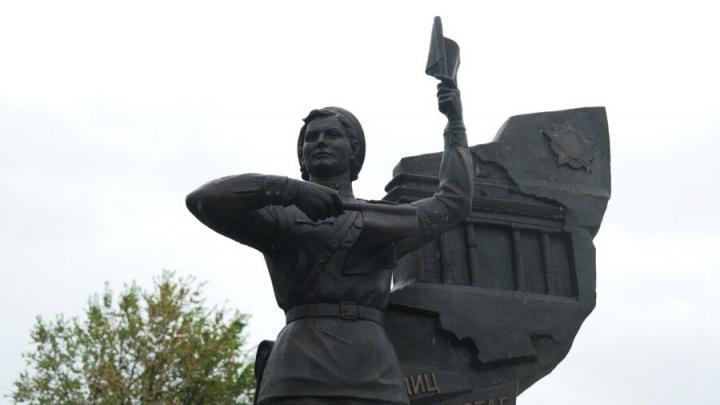 В Саратове установили памятник Марии Лиманской В Саратове установили памятник Марии Лиманской