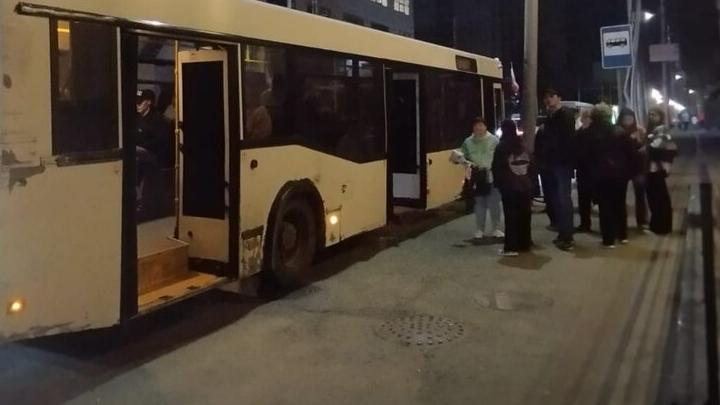 В Саратове после салюта общественным транспортом было перевезено 3240 горожан В Саратове после салюта общественным транспортом было перевезено 3240 горожан