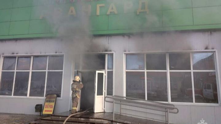 В Пугачеве горел торговый павильон с одеждой В Пугачеве горел торговый павильон с одеждой