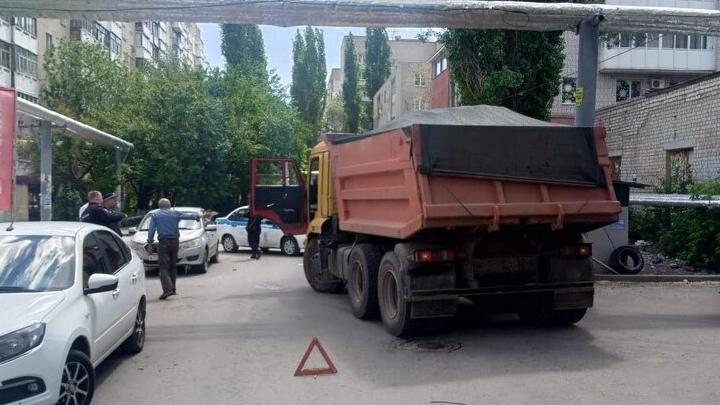 В Саратове женщина попала под колеса «КамАЗа»