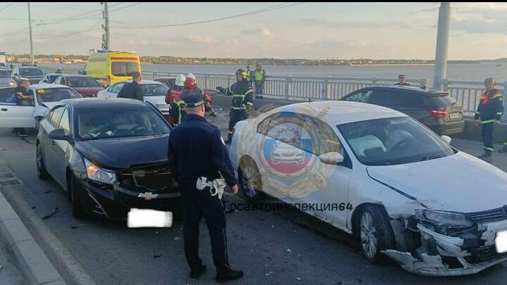На мосту «Саратов-Энгельс» в ДТП попали 4 авто: есть пострадавший На мосту «Саратов-Энгельс» в ДТП попали 4 авто: есть пострадавший