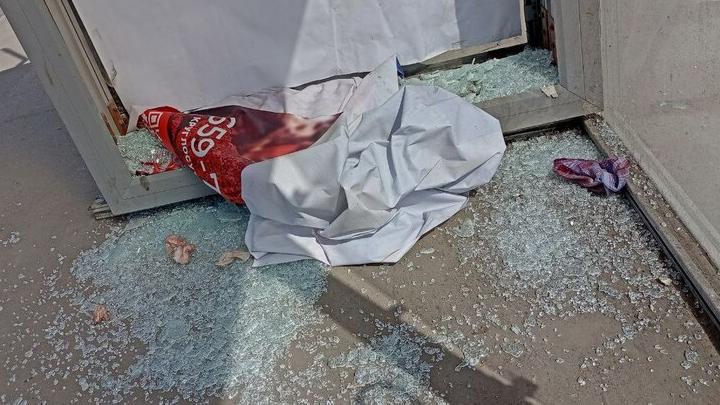 В Саратове вандалы взорвали остановку В Саратове вандалы взорвали остановку