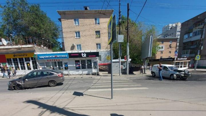 Две «Лады» столкнулись на Большой Садовой в Саратове Две «Лады» столкнулись на Большой Садовой в Саратове