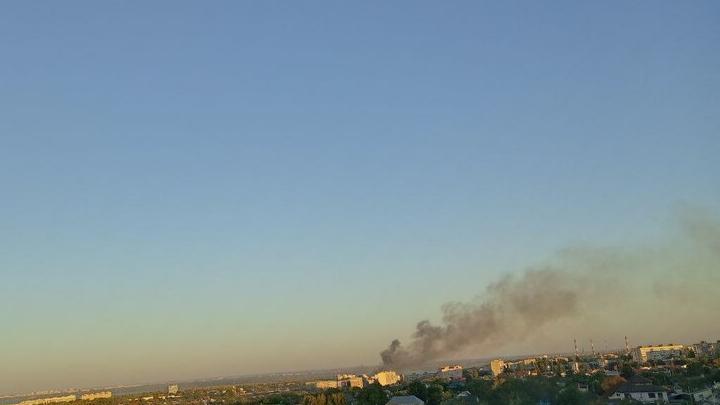 Дым над Саратовом: в Солнечном полыхает сухая трава Дым над Саратовом: в Солнечном полыхает сухая трава