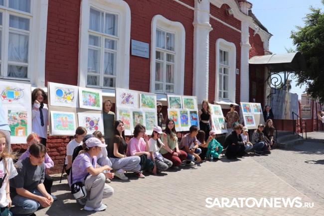 Панков: Юные художники нарисовали Хвалынск, Волгу и красного коня Панков: Юные художники нарисовали Хвалынск, Волгу и красного коня