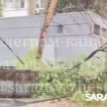 Ветер навертел: в Саратове ураган рвал провода и газовые трубы, валил деревья Ветер навертел: в Саратове ураган рвал провода и газовые трубы, валил деревья