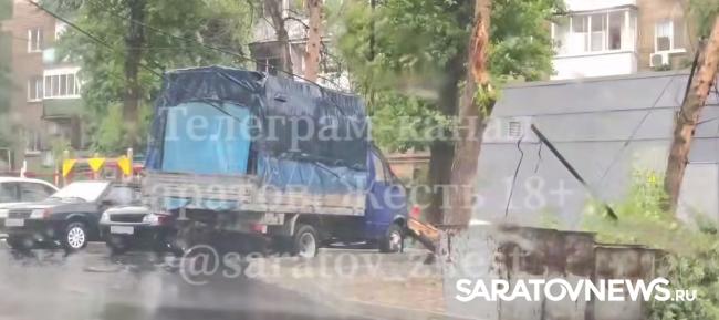 Ветер навертел: в Саратове ураган рвал провода и газовые трубы, валил деревья Ветер навертел: в Саратове ураган рвал провода и газовые трубы, валил деревья