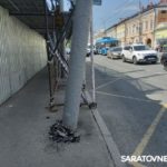 В Саратове на улице Московской падает столб