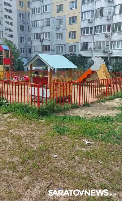 Контейнерная помойка на Батавина в Саратове перемещается на детские площадки