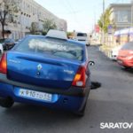 В Саратове такси провалилось колесом в открытый колодец