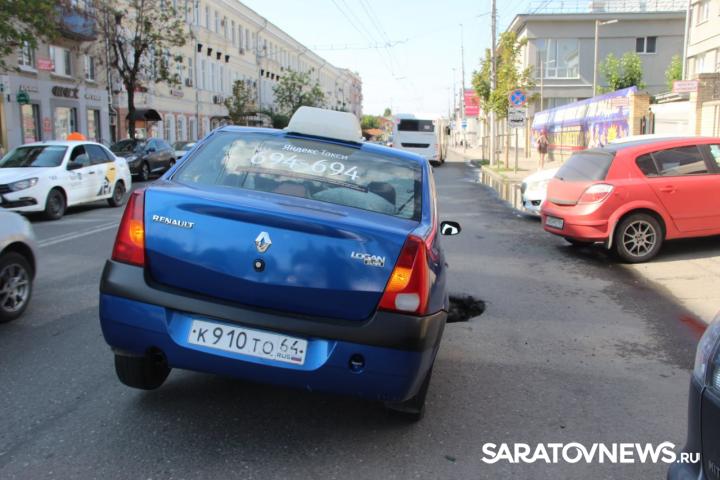 В Саратове такси провалилось колесом в открытый колодец В Саратове такси провалилось колесом в открытый колодец