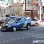 В Саратове такси провалилось колесом в открытый колодец