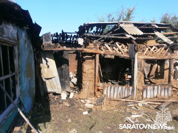 Пенсионерка и сын чудом спаслись из горящего дома под Саратовом Пенсионерка и сын чудом спаслись из горящего дома под Саратовом