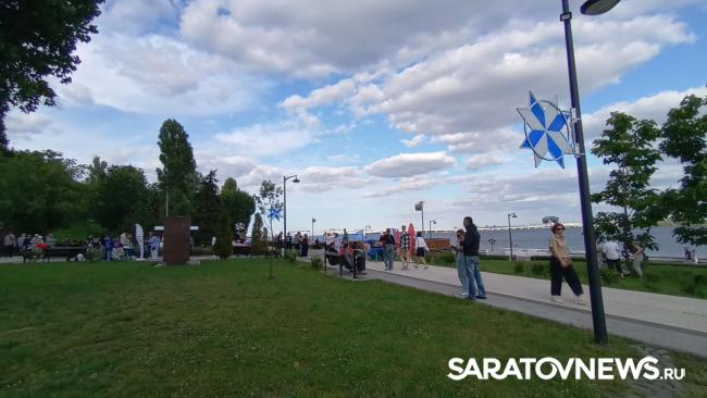 День молодёжи: саратовцы пели, танцевали на набережной и проходили тест на ВИЧ День молодёжи: саратовцы пели, танцевали на набережной и проходили тест на ВИЧ