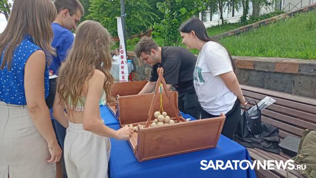 День молодёжи: саратовцы пели, танцевали на набережной и проходили тест на ВИЧ День молодёжи: саратовцы пели, танцевали на набережной и проходили тест на ВИЧ