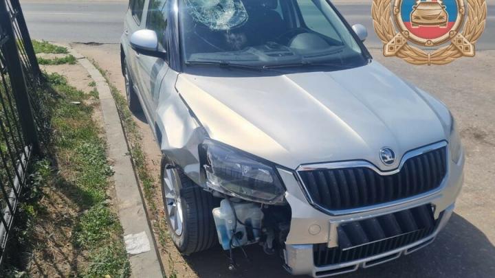 Женщина за рулём Skoda сбила дорожный знак в Саратове Женщина за рулём Skoda сбила дорожный знак в Саратове