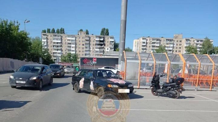 Пассажирка скутера пострадала в ДТП на парковке у «Оранжевого» в Саратове Пассажирка скутера пострадала в ДТП на парковке у «Оранжевого» в Саратове