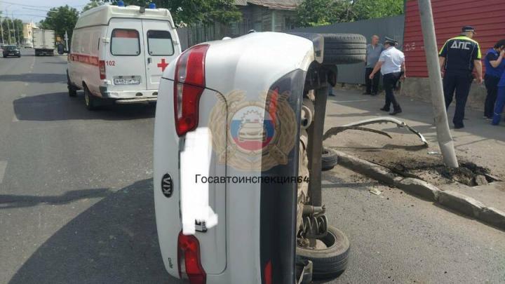 В Саратове иномарка врезалась в столб и перевернулась: двое в больнице В Саратове иномарка врезалась в столб и перевернулась: двое в больнице