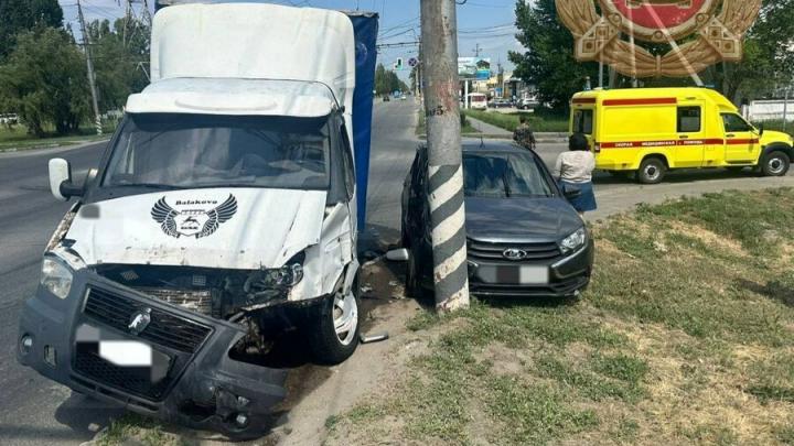 Пассажир «Гранты» попал в больницу после ДТП с «ГАЗелью» в Балакове Пассажир «Гранты» попал в больницу после ДТП с «ГАЗелью» в Балакове