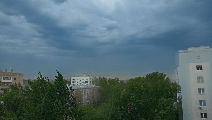 Сильный шторм: пыльная буря накрыла Саратов Сильный шторм: пыльная буря накрыла Саратов