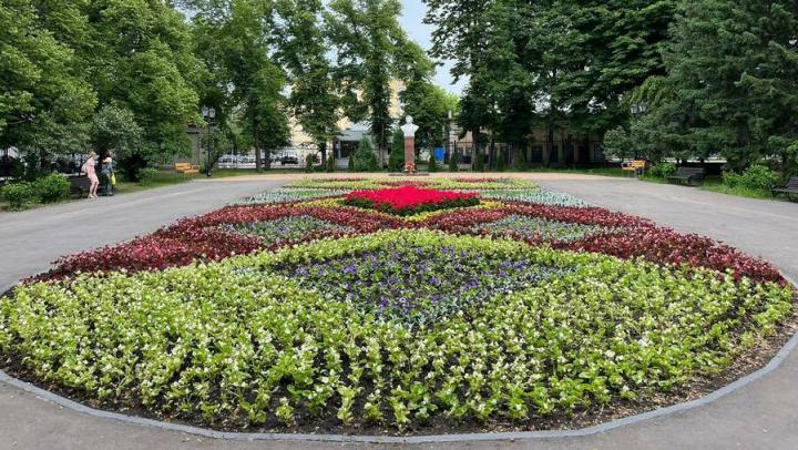 В саду «Липки» появилась цветочная клумба в честь дня рождения Пушкина В саду «Липки» появилась цветочная клумба в честь дня рождения Пушкина