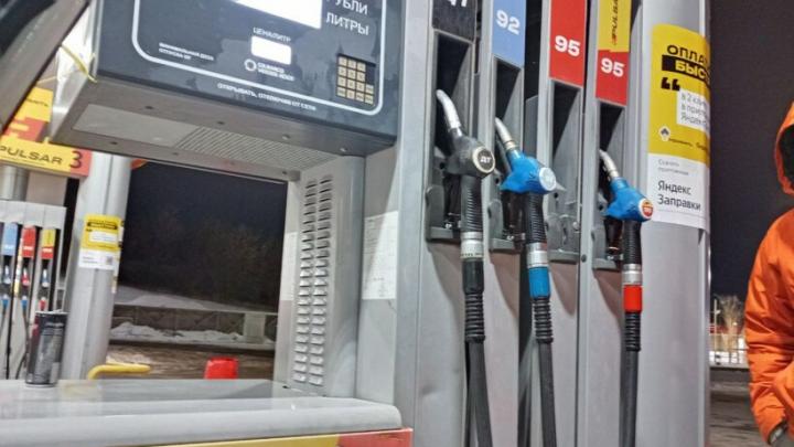 Бензин дорожает: сколько литров АИ-92 теперь могут купить саратовцы на зарплату? Бензин дорожает: сколько литров АИ-92 теперь могут купить саратовцы на зарплату?
